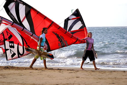 Кайтсёрфинг – это еще и невероятно красивый вид спорта. Кайтсёрфинг – это еще и невероятно красивый вид спорта.