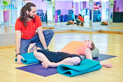 йога для женщин: Супта Баддха Конасана (поза прочного угла лежа на спине) йога для женщин: Супта Баддха Конасана (поза прочного угла лежа на спине)