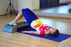 Гимнастика для ног: подъем таза со сведением ног Гимнастика для ног: подъем таза со сведением ног