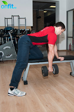 Комплекс упражнений для спины, тяга гантели одной рукой к поясу в наклоне Комплекс упражнений для спины, тяга гантели одной рукой к поясу в наклоне