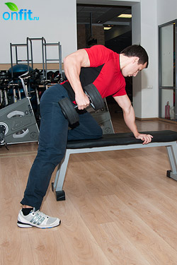 Комплекс упражнений для спины, тяга гантели одной рукой к поясу в наклоне Комплекс упражнений для спины, тяга гантели одной рукой к поясу в наклоне