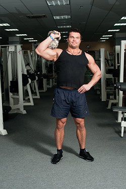 Комплекс упражнений с гирей, жим гири одной рукой стоя Комплекс упражнений с гирей, жим гири одной рукой стоя