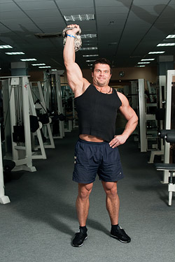 Комплекс упражнений с гирей, жим гири одной рукой стоя Комплекс упражнений с гирей, жим гири одной рукой стоя