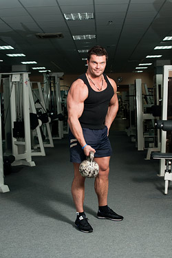 Комплекс упражнений с гирей, сгибание руки на бицепс Комплекс упражнений с гирей, сгибание руки на бицепс