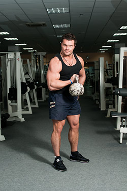 Комплекс упражнений с гирей, сгибание руки на бицепс Комплекс упражнений с гирей, сгибание руки на бицепс