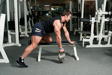 Комплекс упражнений с гирей, тяга гири в наклоне одной рукой Комплекс упражнений с гирей, тяга гири в наклоне одной рукой