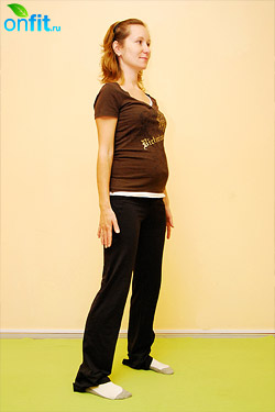 Исходное положение для выполнения упражнения для беременных в 1 триместре «Наклоны головы» Исходное положение для выполнения упражнения для беременных в 1 триместре «Наклоны головы»