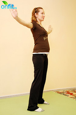 Выполнение упражнения для беременных в 1-м триместре «Растяжение в стороны» Выполнение упражнения для беременных в 1-м триместре «Растяжение в стороны»