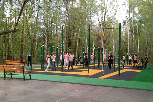 В Парке Горького работает современная фитнес-площадка В Парке Горького работает современная фитнес-площадка