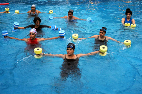 Занятия в бассейне: аквааэробика Занятия в бассейне: аквааэробика