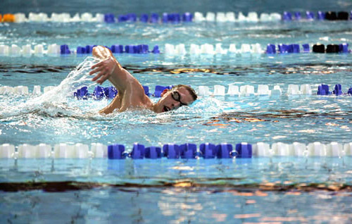 Занятия в бассейне: плавание Занятия в бассейне: плавание