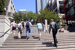 Ходьба по лестнице Ходьба по лестнице