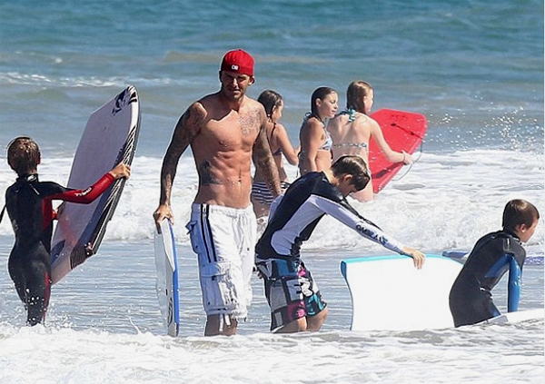 Девид Бекхем со своими сыновьями на отдыхе Девид Бекхем со своими сыновьями на отдыхе